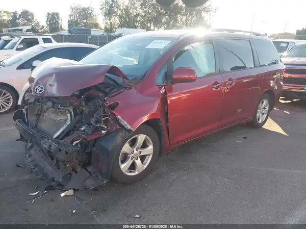5TDKK3DC3GS750461 2016 TOYOTA SIENNA - Image 2