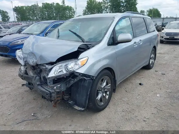 5TDKK3DC3GS752601 2016 TOYOTA SIENNA - Image 2
