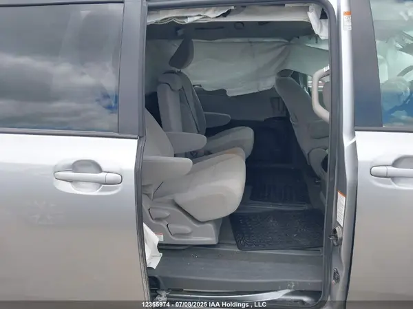5TDKK3DC3GS752601 2016 TOYOTA SIENNA - Image 8