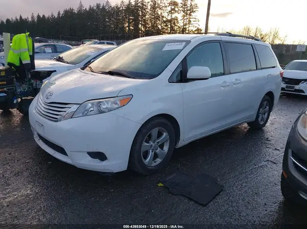 5TDKK3DC3GS757877 2016 TOYOTA SIENNA - Image 2