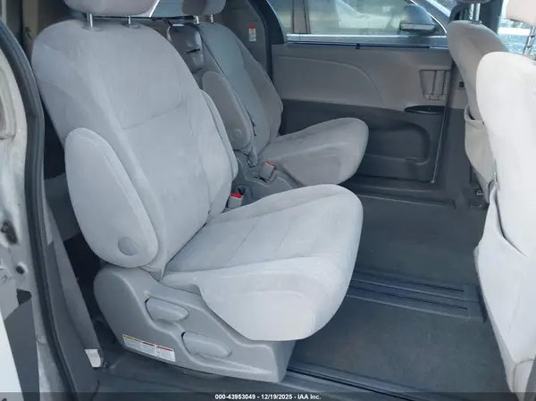 5TDKK3DC3GS757877 2016 TOYOTA SIENNA - Image 8