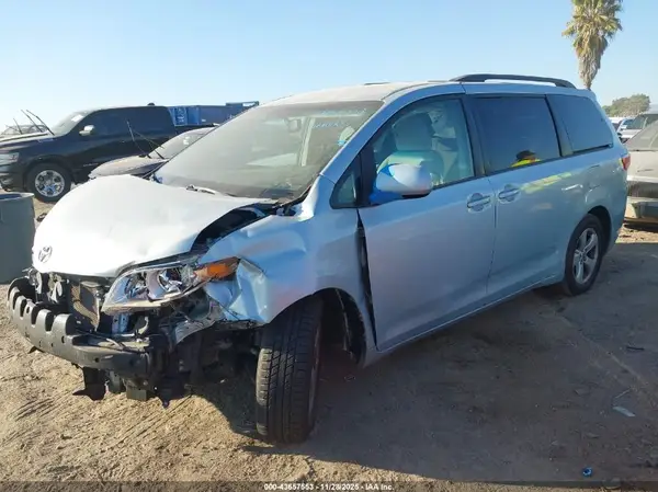 5TDKK3DC3GS761122 2016 TOYOTA SIENNA - Image 2