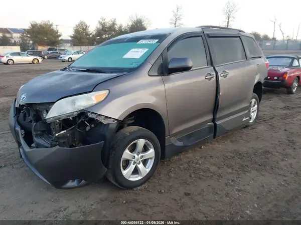 5TDKK3DC4GS694904 2016 TOYOTA SIENNA - Image 2