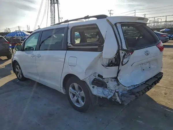 5TDKK3DC4GS700183 2016 TOYOTA SIENNA - Image 2