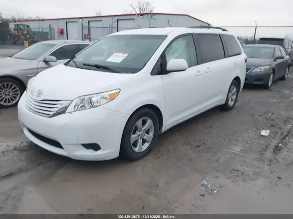 5TDKK3DC4GS715895 2016 TOYOTA SIENNA - Image 2