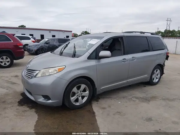 5TDKK3DC4GS717887 2016 TOYOTA SIENNA - Image 2