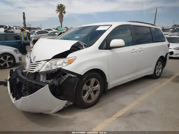 5TDKK3DC4GS719008 2016 TOYOTA SIENNA - Image 2
