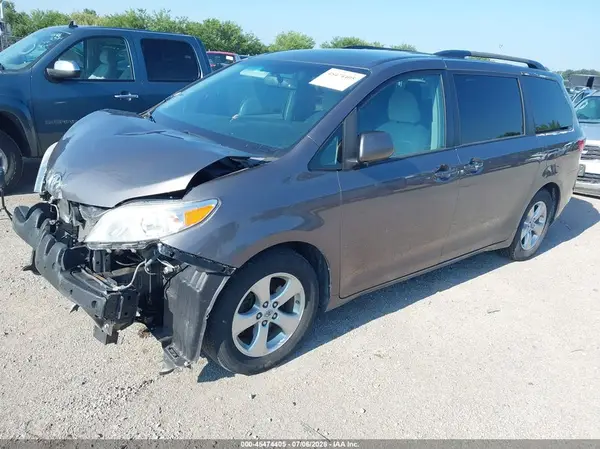 5TDKK3DC4GS726282 2016 TOYOTA SIENNA - Image 2