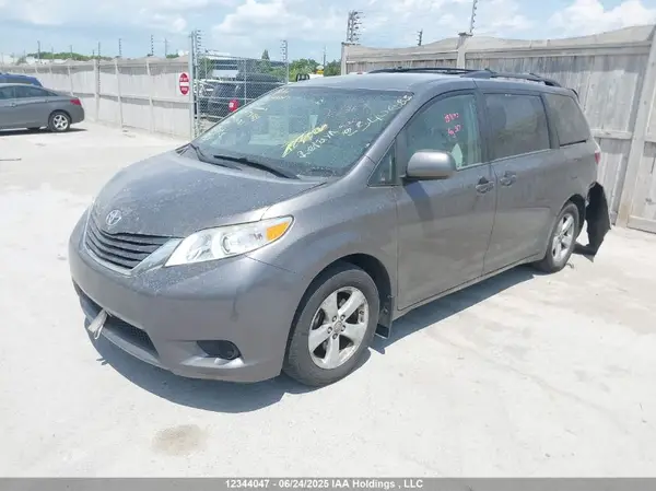 5TDKK3DC4GS731885 2016 TOYOTA SIENNA - Image 2