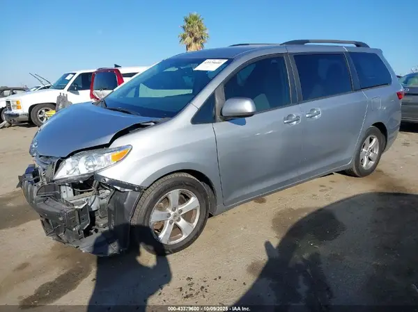 5TDKK3DC4GS736844 2016 TOYOTA SIENNA - Image 2
