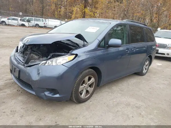 5TDKK3DC4GS741560 2016 TOYOTA SIENNA - Image 2