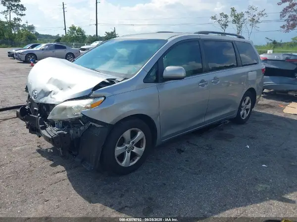 5TDKK3DC4GS746001 2016 TOYOTA SIENNA - Image 2