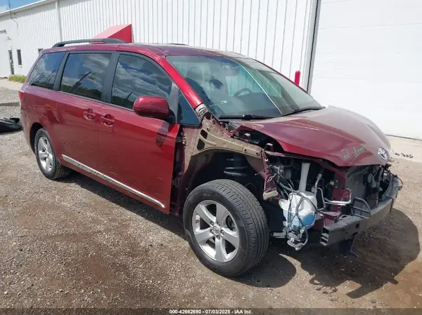 5TDKK3DC4GS746905 2016 TOYOTA SIENNA - Image 1