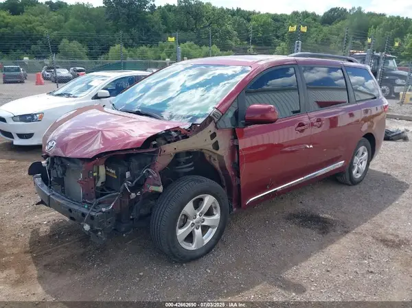 5TDKK3DC4GS746905 2016 TOYOTA SIENNA - Image 2