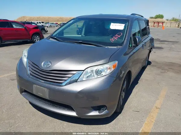 5TDKK3DC4GS764711 2016 TOYOTA SIENNA - Image 2