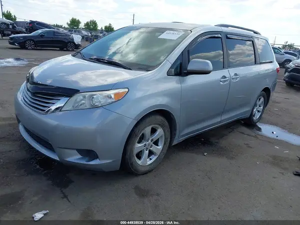 5TDKK3DC4GS764949 2016 TOYOTA SIENNA - Image 2