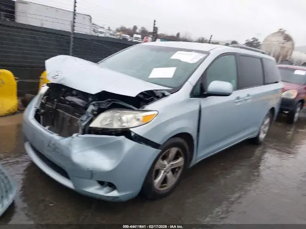 5TDKK3DC5GS695575 2016 TOYOTA SIENNA - Image 2