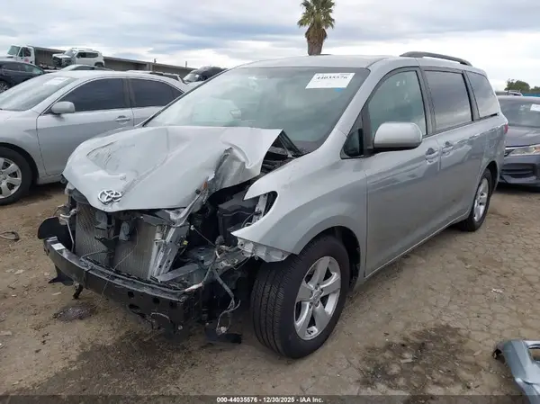 5TDKK3DC5GS703187 2016 TOYOTA SIENNA - Image 2