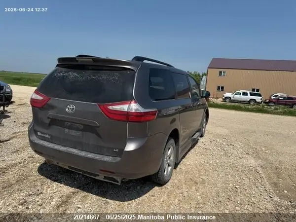5TDKK3DC5GS705229 2016 TOYOTA SIENNA - Image 2