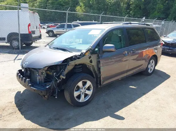 5TDKK3DC5GS707921 2016 TOYOTA SIENNA - Image 2