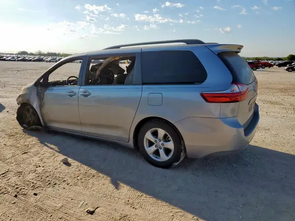 5TDKK3DC5GS710320 2016 TOYOTA SIENNA - Image 2