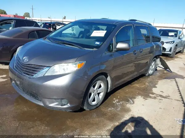 5TDKK3DC5GS713637 2016 TOYOTA SIENNA - Image 2