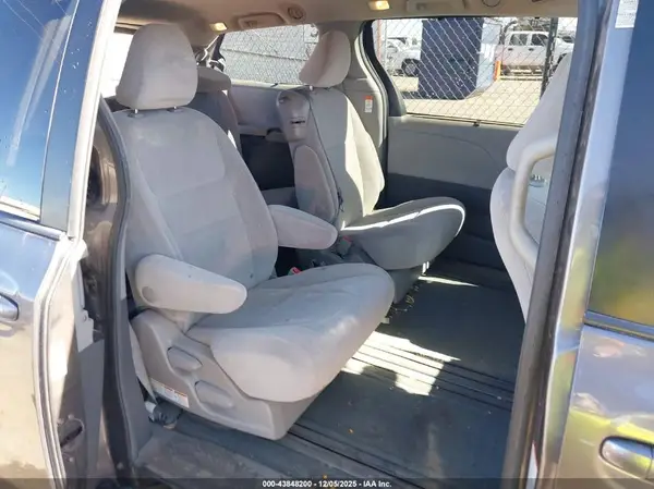 5TDKK3DC5GS713637 2016 TOYOTA SIENNA - Image 8