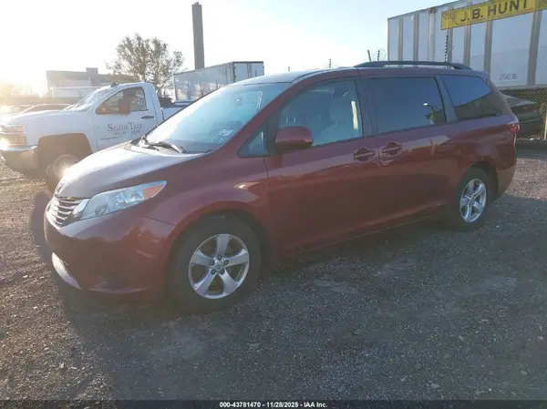 5TDKK3DC5GS719616 2016 TOYOTA SIENNA - Image 2