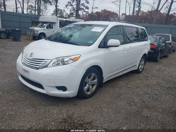 5TDKK3DC5GS752180 2016 TOYOTA SIENNA - Image 2
