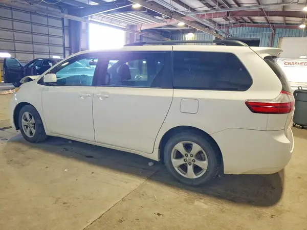 5TDKK3DC5GS752938 2016 TOYOTA SIENNA - Image 2