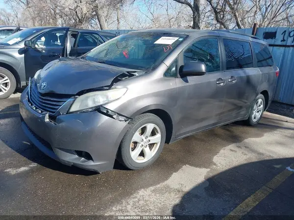 5TDKK3DC6GS690630 2016 TOYOTA SIENNA - Image 2