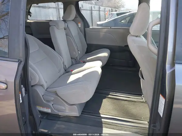 5TDKK3DC6GS690630 2016 TOYOTA SIENNA - Image 8