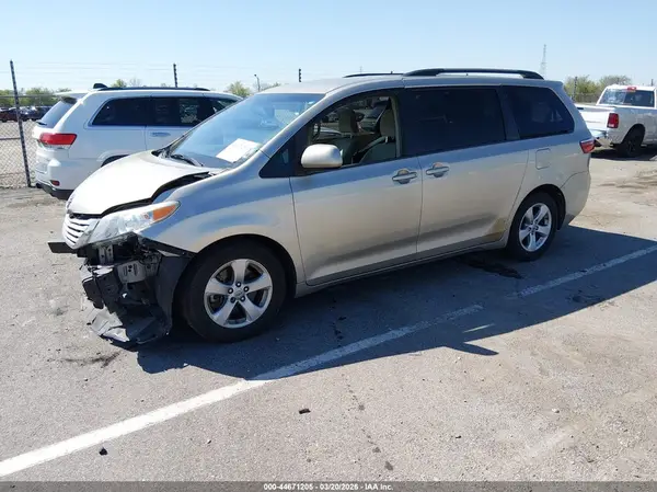 5TDKK3DC6GS701979 2016 TOYOTA SIENNA - Image 2