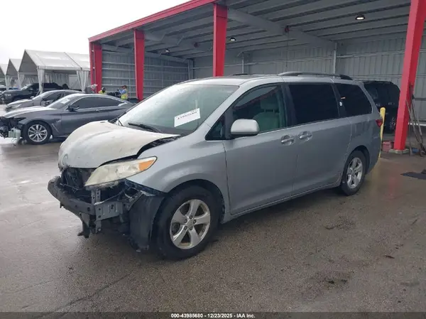 5TDKK3DC6GS704087 2016 TOYOTA SIENNA - Image 2