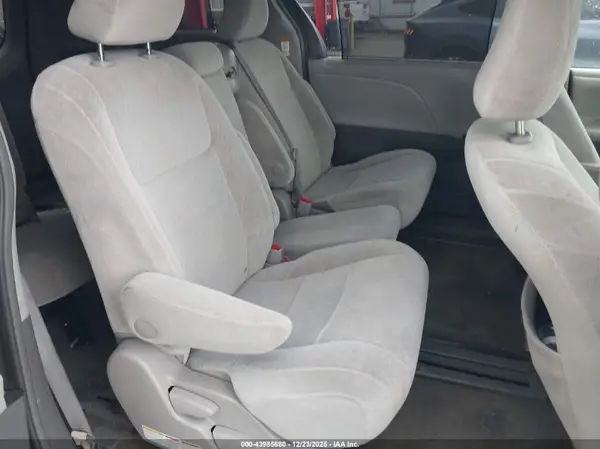 5TDKK3DC6GS704087 2016 TOYOTA SIENNA - Image 8