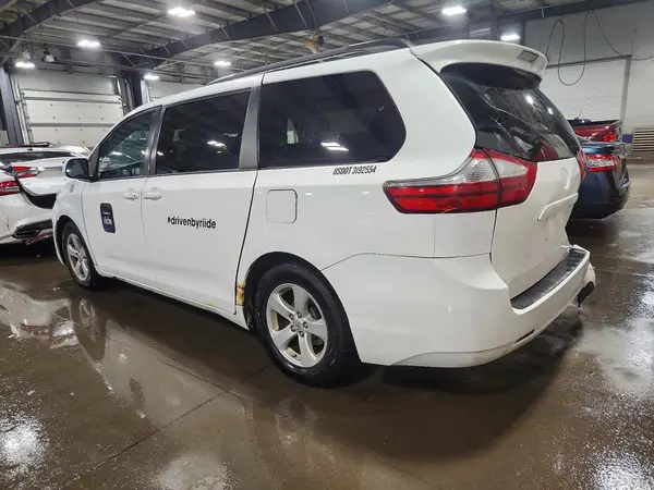 5TDKK3DC6GS707958 2016 TOYOTA SIENNA - Image 2