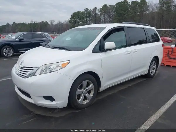 5TDKK3DC6GS710021 2016 TOYOTA SIENNA - Image 2