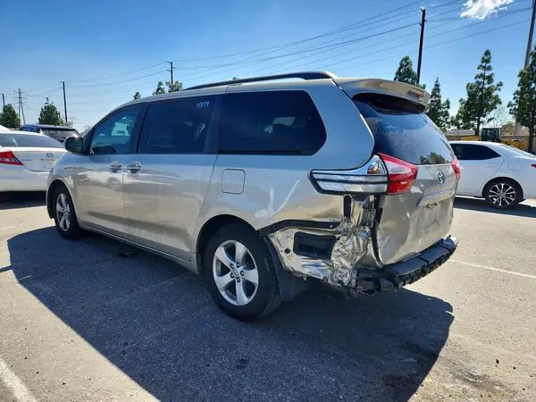 5TDKK3DC6GS715073 2016 TOYOTA SIENNA - Image 2
