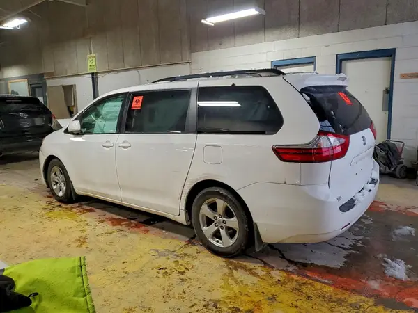 5TDKK3DC6GS738241 2016 TOYOTA SIENNA - Image 2