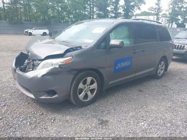 5TDKK3DC6GS738580 2016 TOYOTA SIENNA - Image 2