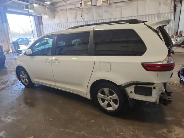 5TDKK3DC6GS742550 2016 TOYOTA SIENNA - Image 2