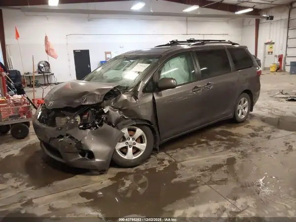 5TDKK3DC6GS745271 2016 TOYOTA SIENNA - Image 2