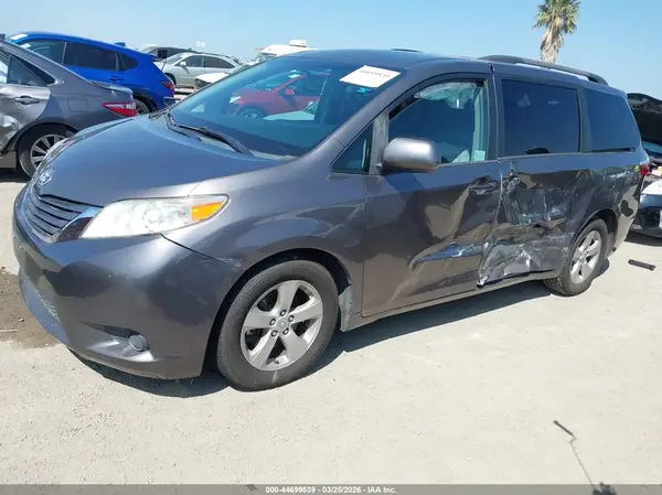 5TDKK3DC7GS694489 2016 TOYOTA SIENNA - Image 2