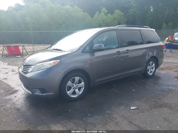 5TDKK3DC7GS696565 2016 TOYOTA SIENNA - Image 2