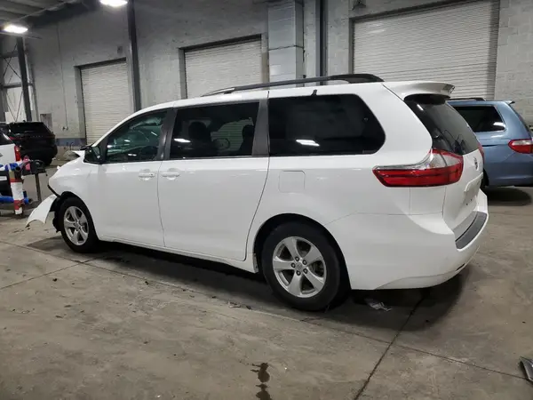 5TDKK3DC7GS705586 2016 TOYOTA SIENNA - Image 2