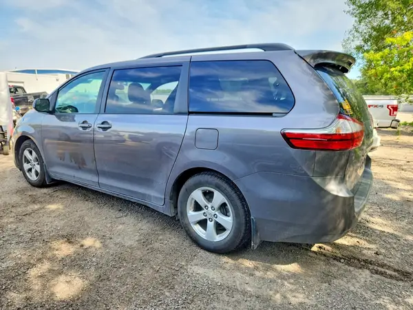 5TDKK3DC7GS720170 2016 TOYOTA SIENNA - Image 2