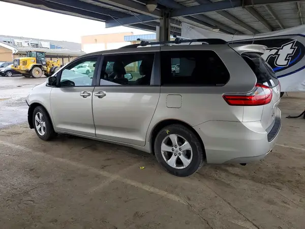 5TDKK3DC7GS720766 2016 TOYOTA SIENNA - Image 2