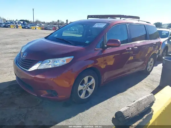 5TDKK3DC7GS725692 2016 TOYOTA SIENNA - Image 2