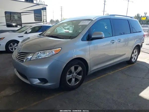 5TDKK3DC7GS730570 2016 TOYOTA SIENNA - Image 2