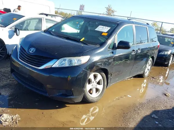 5TDKK3DC7GS733212 2016 TOYOTA SIENNA - Image 2